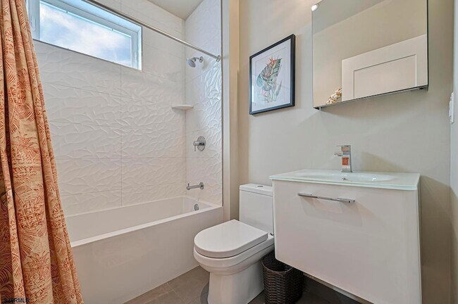 Building Photo - 112 S Weymouth Ave