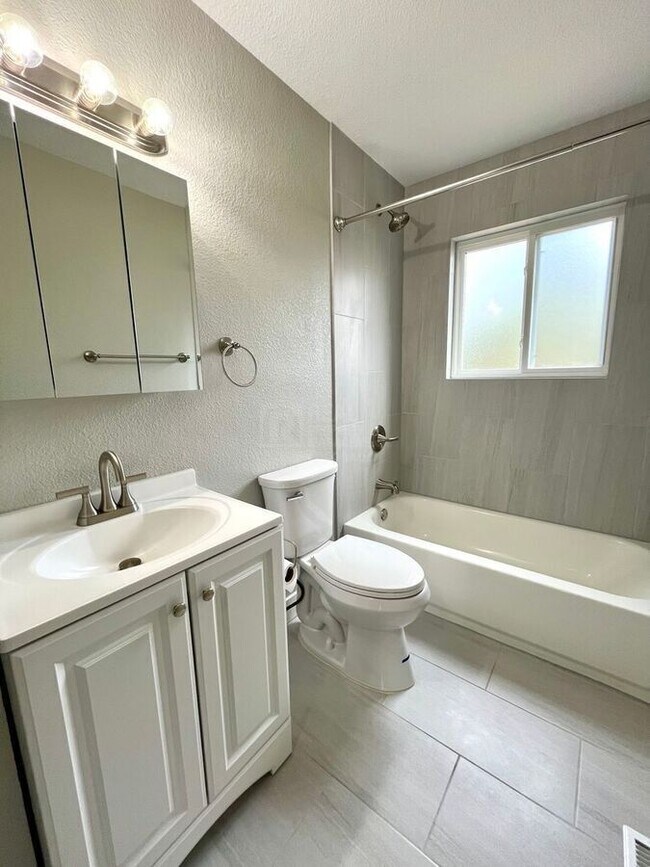 Building Photo - 2123 Fernwood Dr