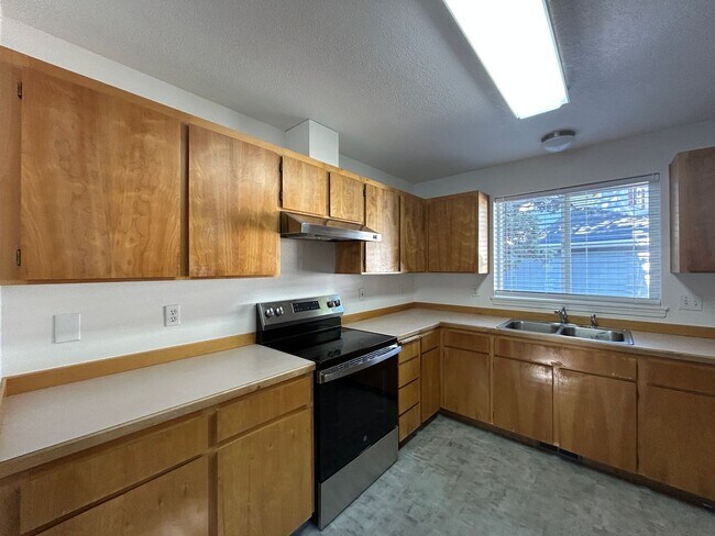 Building Photo - 1073 NE Hidden Valley Dr