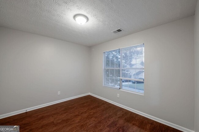 Building Photo - 614 Waynes Ct SE