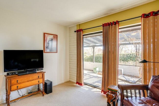 Building Photo - 21 Walking Diamond Dr