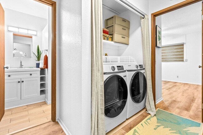 Building Photo - 2nd floor, 2 bedroom/1 bath/2 parking Town...