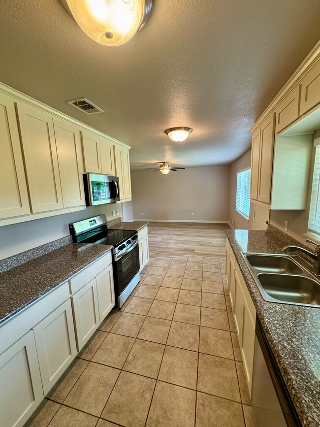 Building Photo - 2801 W Springdale Cir