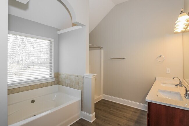 Building Photo - 3141 Oakmont Dr