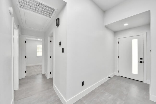 Building Photo - 15411 Town Green Dr