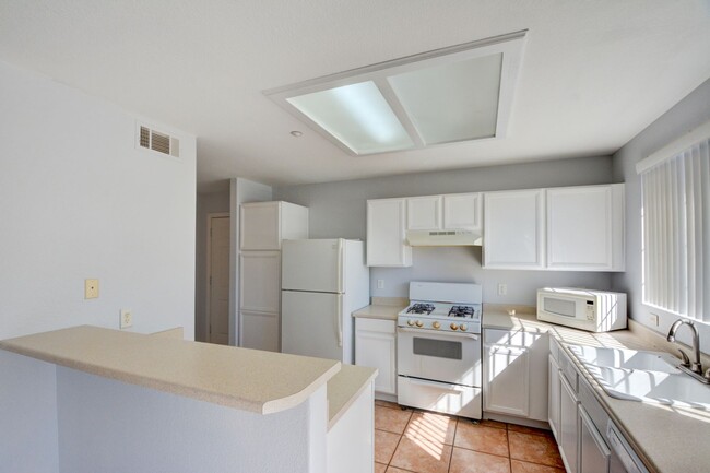 Building Photo - Beautiful / Spacious / Two Bedroom Condo /...
