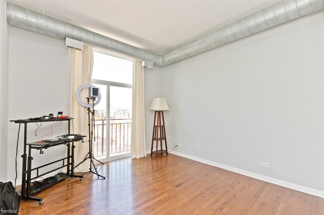 Building Photo - 3 br, 2 bath Condo - 2356 N Elston Ct