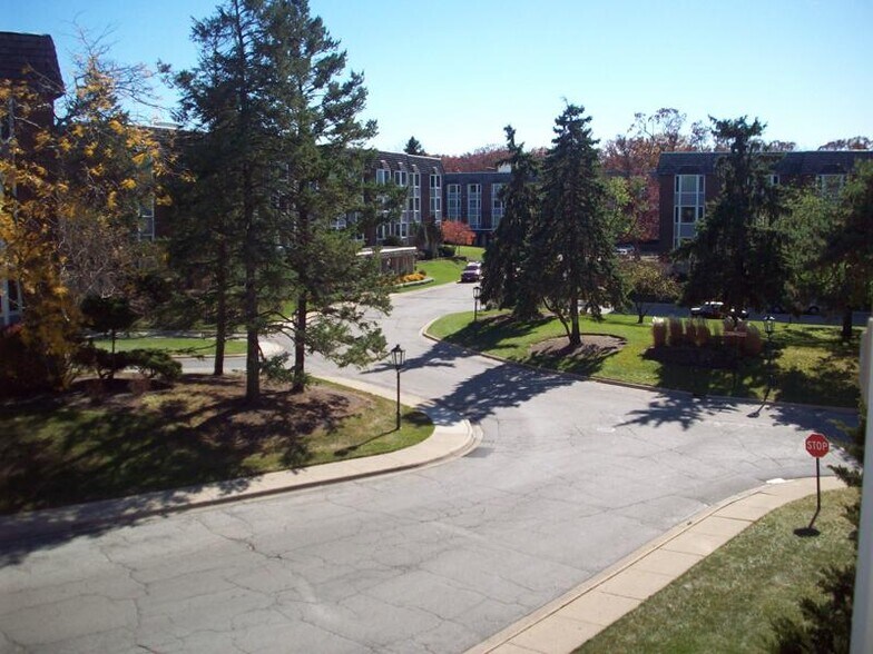 Building Photo - 400 Ascot Dr