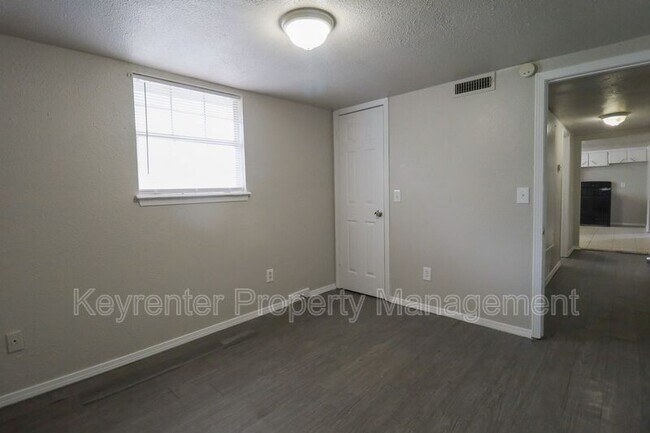 Building Photo - 405 S Maple St