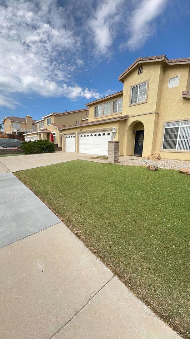 Building Photo - LARGE HOME WITH POOL! LOCATED CLOSE TO HWY...