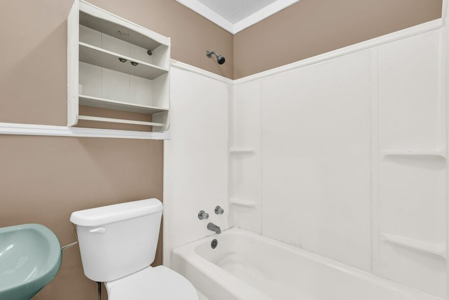 Building Photo - 433 E Jordan Ave