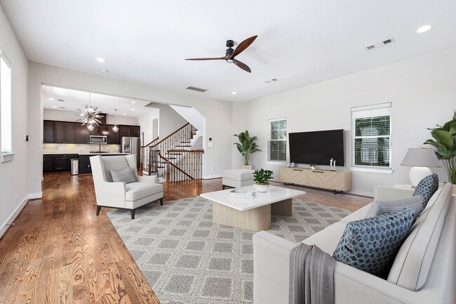 Building Photo - 925 W 23rd St