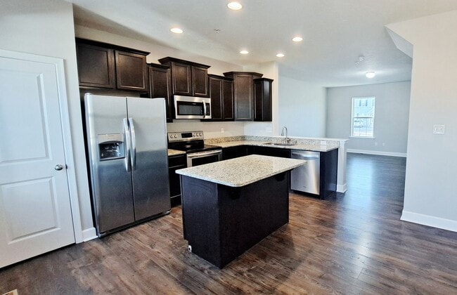 Building Photo - 3 Bed / 3-1/2 Bath Single Family Townhome