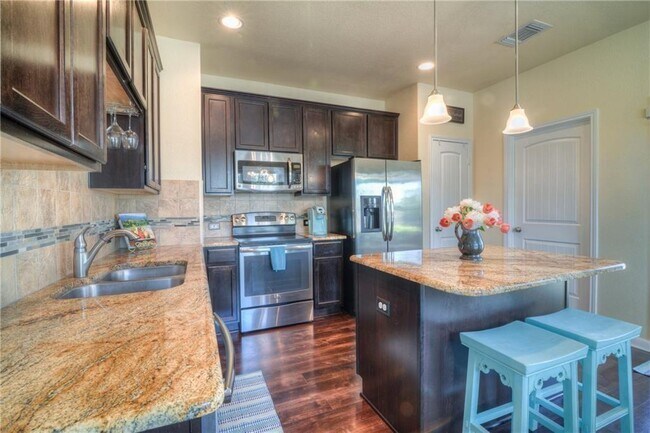 Building Photo - 1412 Willow Vista