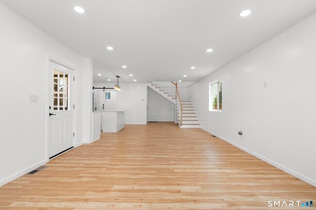 Building Photo - 810 Brewster St
