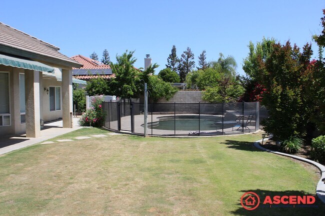 Building Photo - Spacious 4 Bed / 2 Bath Home with Pool & Fireplace in Northwest Bakersfield (93312)