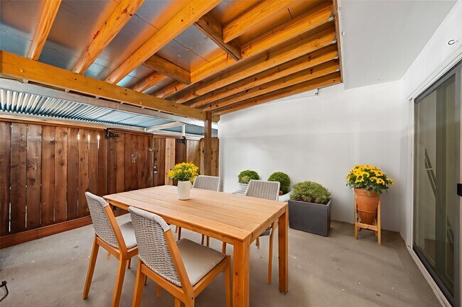 Building Photo - 9654 Westview Dr