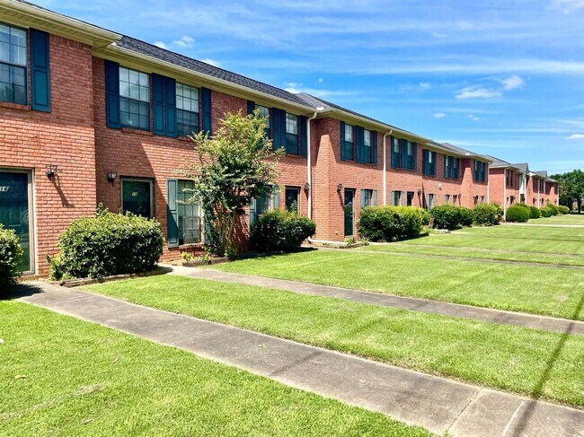 Building Photo - Beautiful Updated Townhomes in Decatur, AL