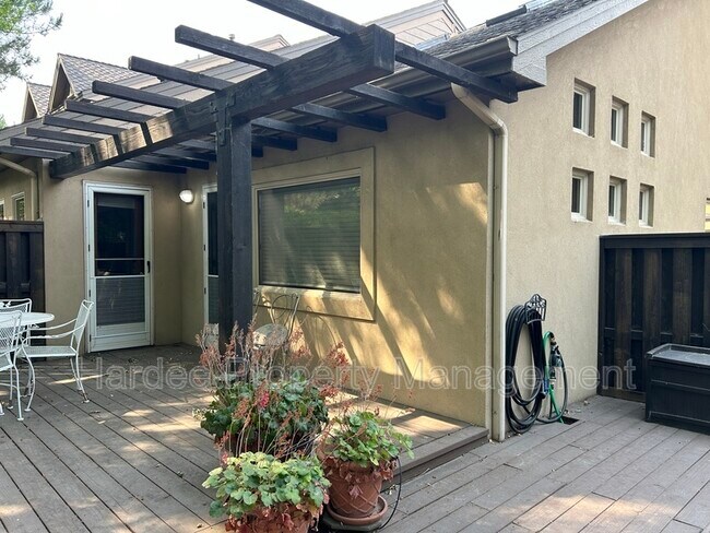 Building Photo - 830 E Riverpark Ln