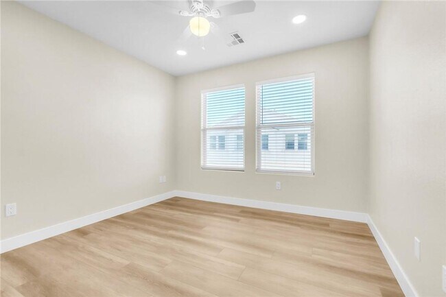 Building Photo - UPDATED 2 BED 2 BATH CONDO IN SOUTH ARLING...