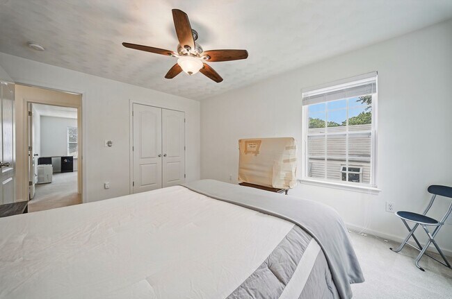 Building Photo - LARGE 4 BEDROOM HOME NEAR MILITARY BASE AND BAY