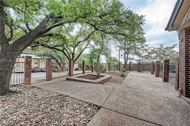 Building Photo - Central/UT 2/2 Apartments PRELEASE 8/15/2025