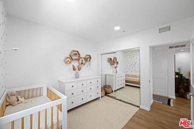 Building Photo - 118 Kings Rd