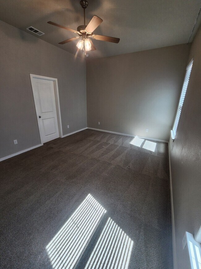 Building Photo - In Lone Star Trails! 3 bed 2 bath, 2 car garage