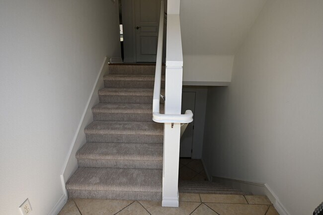 Building Photo - Spectacular Gated 3 Bed + Den, 2.5 Bath Townhouse in Newport Beach.