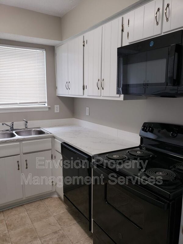 Building Photo - 8577 Pineview Ln