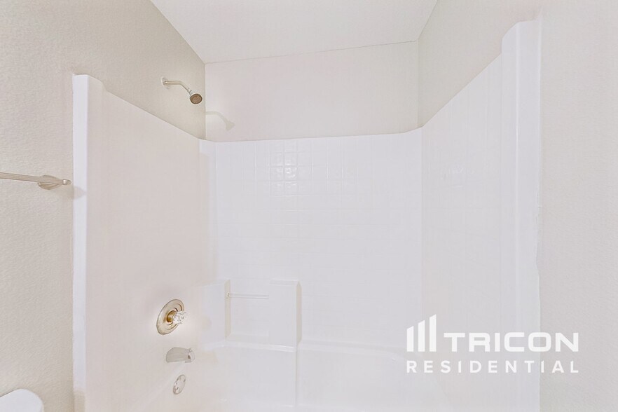 Building Photo - 1402 Misty Meadow Dr