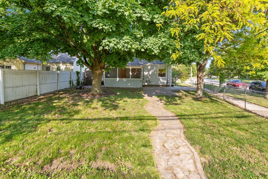 Building Photo - 3403 Woodland Ave