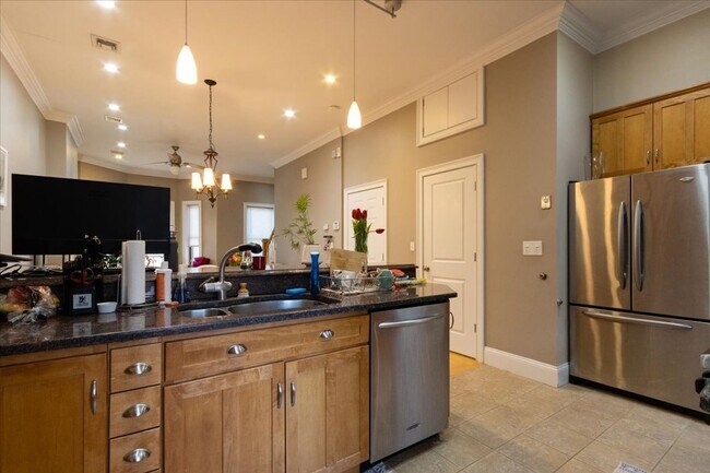 Building Photo - 2Br/1.5Bth in a convenient location! Laundry iN UNIT! NO BROKER FEE!