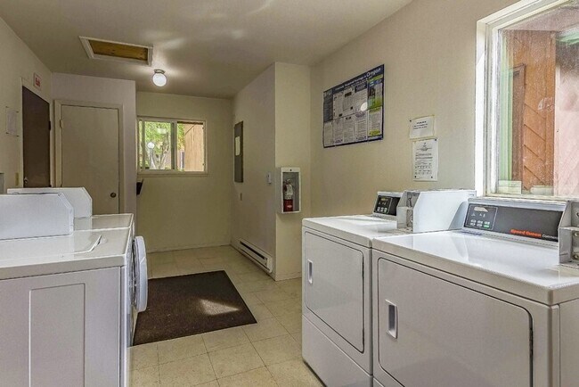 Building Photo - 501 N Moss St