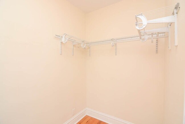 Building Photo - 4742 N Hermitage Ave
