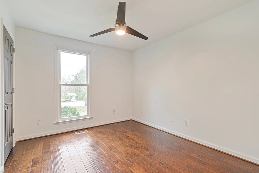 Building Photo - 723 Riverview Dr