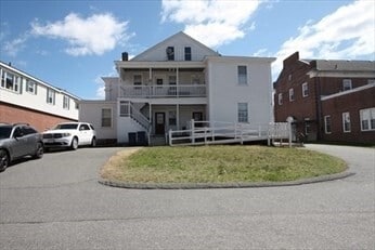 Building Photo - 122 Elm St