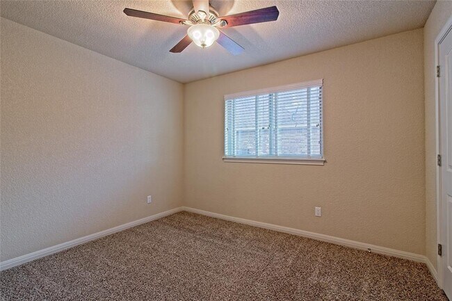 Building Photo - 713 Hedgewood Dr