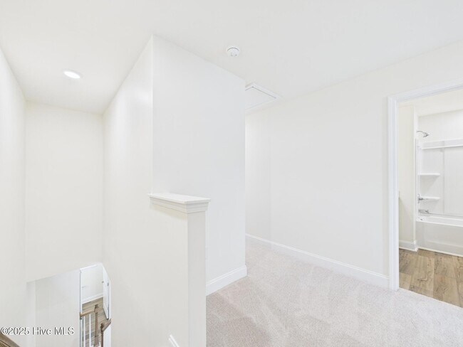 Building Photo - 458 Channel Drop Dr