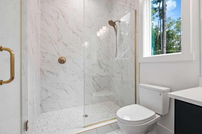 Building Photo - Custom 5 bedroom, 5 bathroom home with Woo...