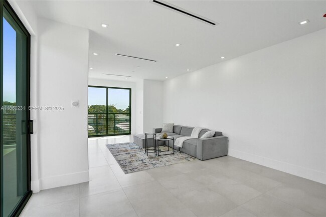 Building Photo - 1825 NE 26th Ave