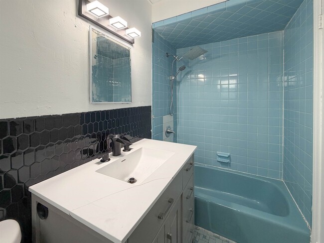 Building Photo - 119 Zabriskie St