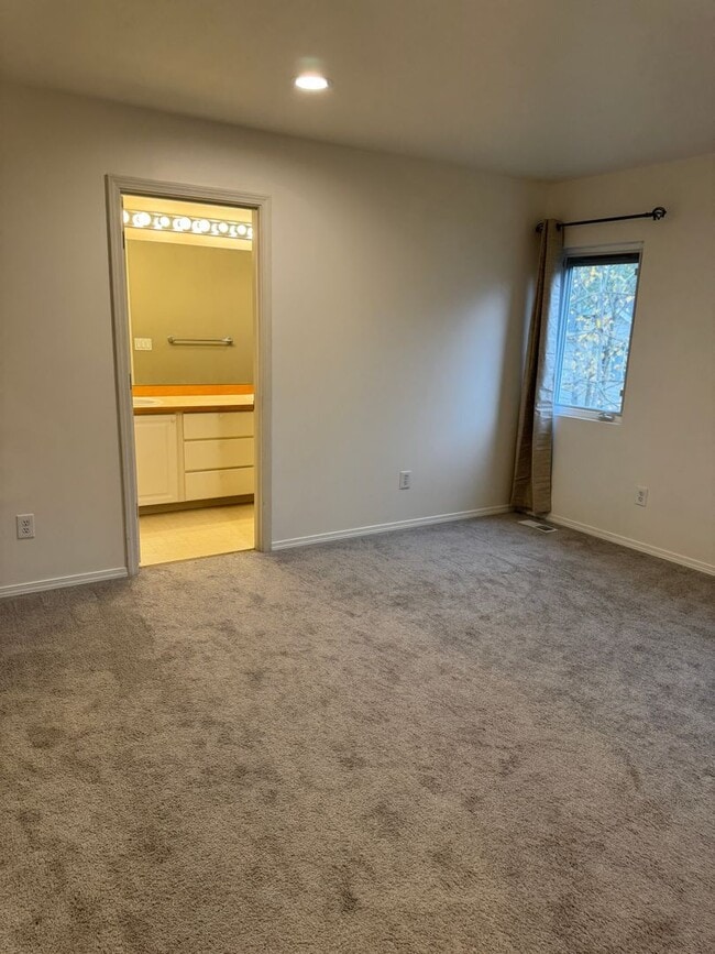 Building Photo - 3Bd/2.5Ba Sammamish House