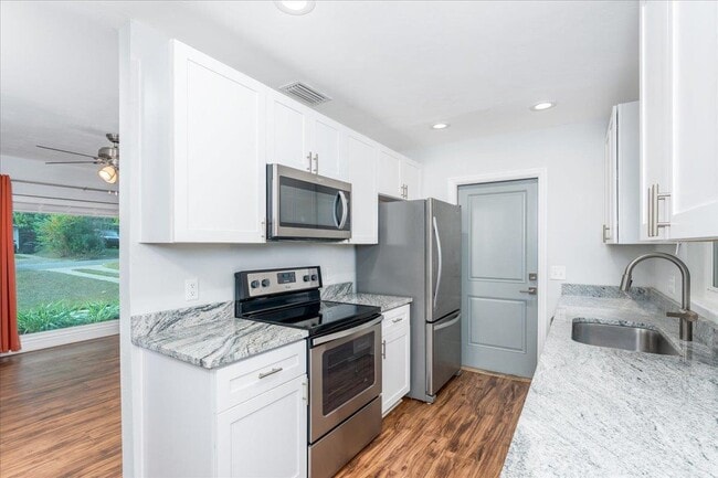 Building Photo - 1707 Hall Dr