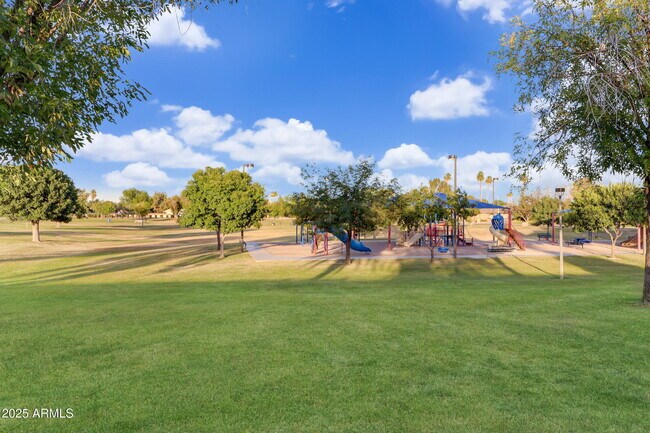 Building Photo - 5803 S Kenwood Ln