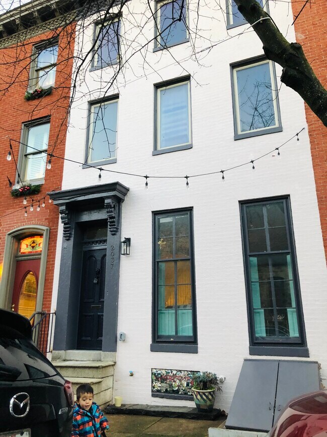 Building Photo - 2037 E Lombard St
