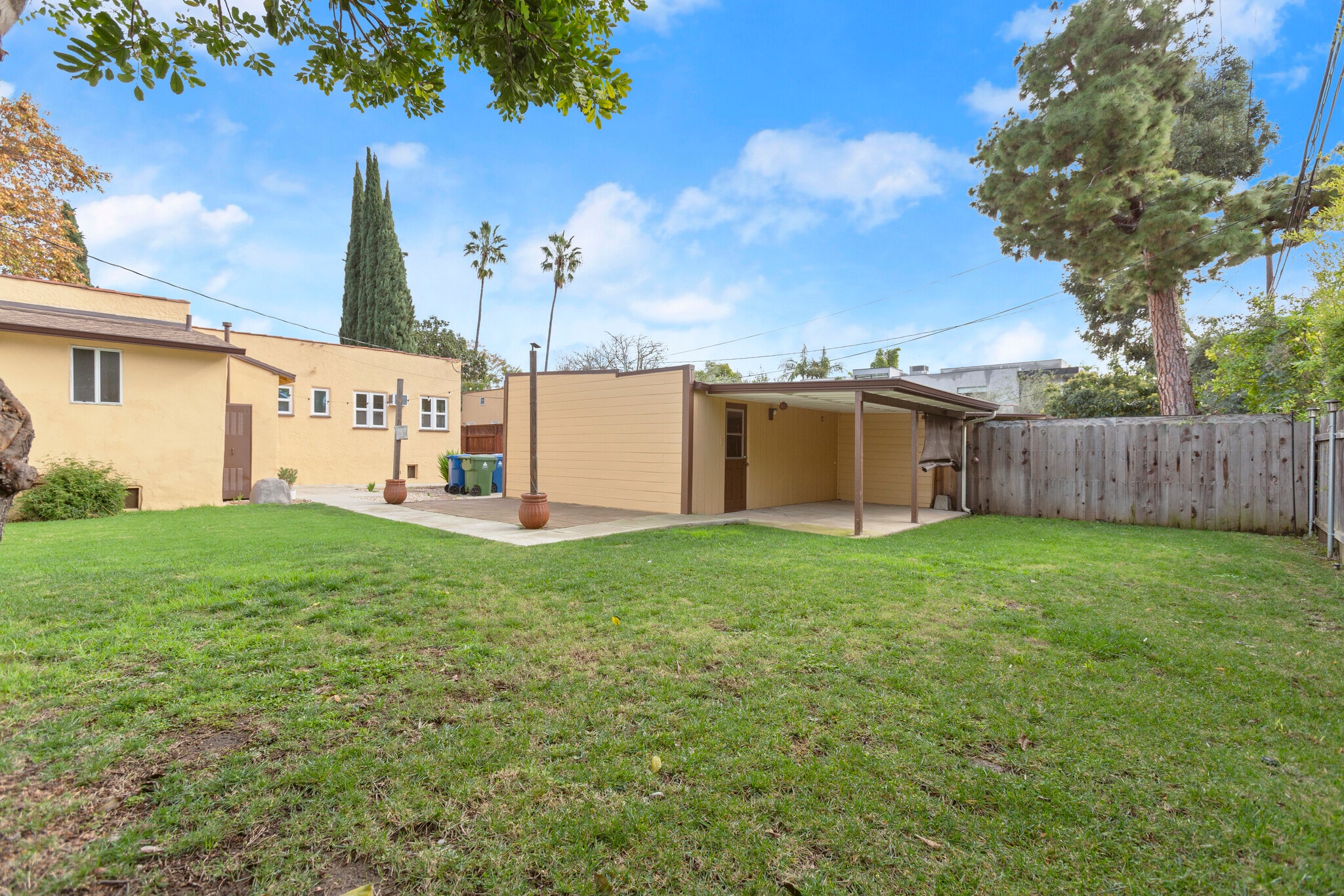 Building Photo - 827 N Laurel Ave