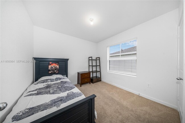 Building Photo - 425 NE 1st Ave