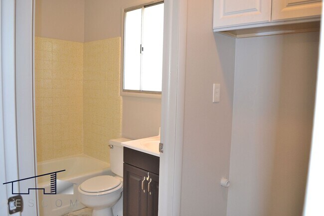 Building Photo - 7th St Units