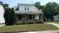 Building Photo - Charming 4 Bedroom Home with 2 Full Baths in Grand Rapids